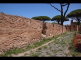 07421 ostia - regio iv - insula iii - domus delle colonne (iv,iii,1) - via della caupona - fassade - suedostseite - 06-2024.jpg